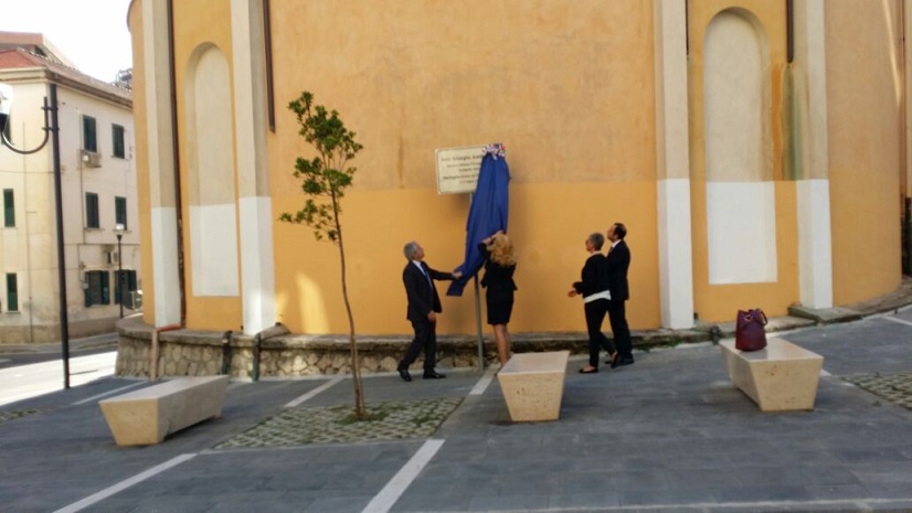 Eboli. Scoperta dalla dottoressa Vincenza Filippi, Commissario straordinario per il comune di Eboli, la targa commemorativa per Ambrosoli
